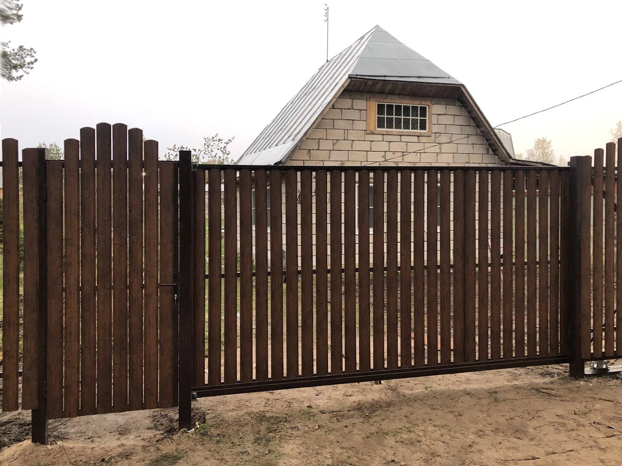 Установка забора на сваях